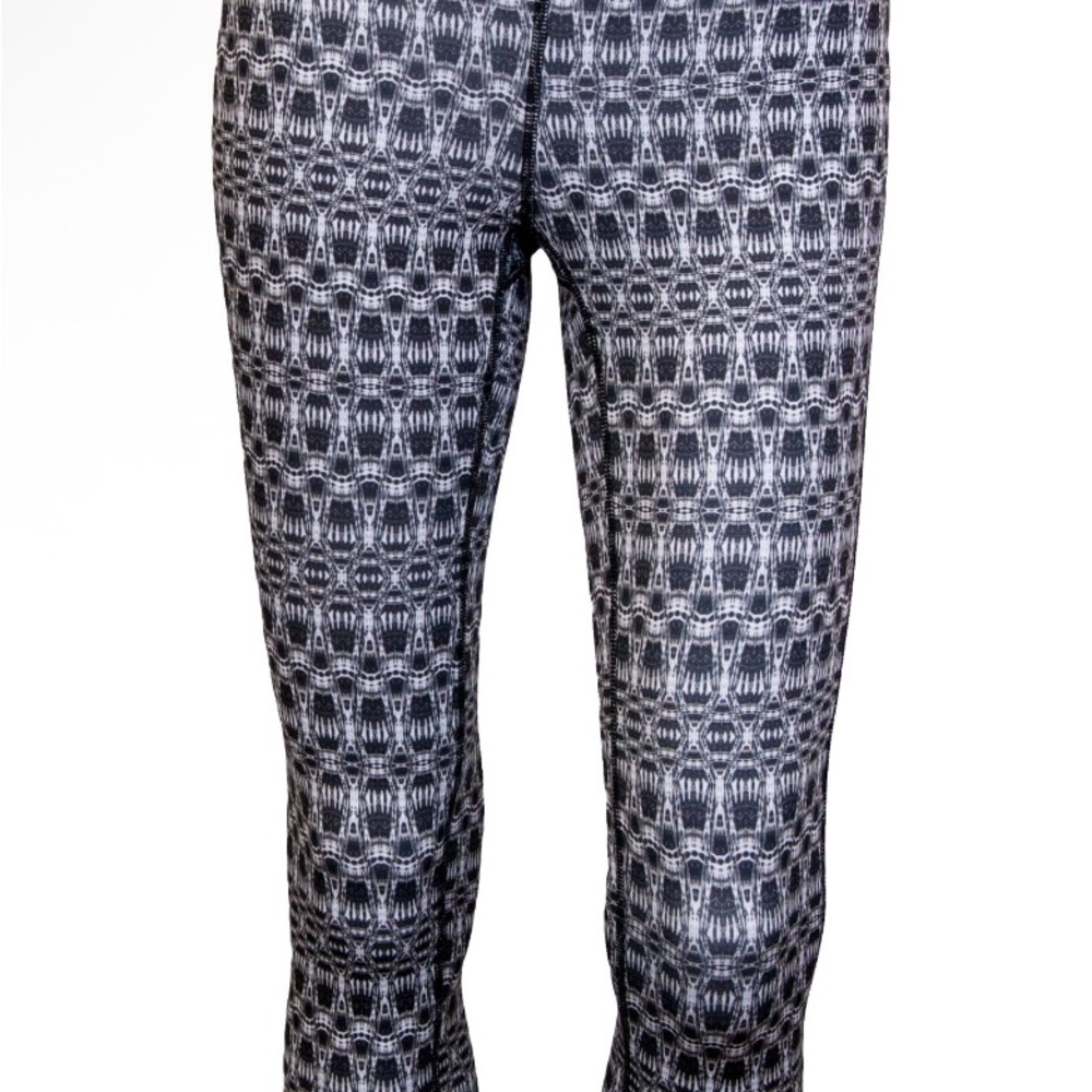 Soffe Black & White Dri Capri Low rise compression size Juniors Medium. NWT